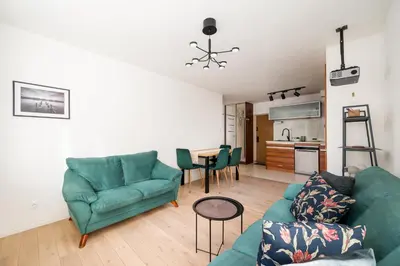Część wypoczynkowa w obiekcie Jerozolimskie Urban Comfort Apartment by BookingHost