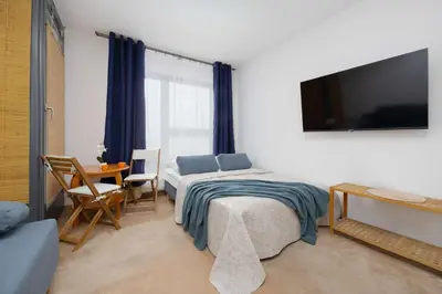 Telewizja i/lub zestaw kina domowego w obiekcie Bright Studio Górczewska in Warszawa with Air Conditioning and Parking by Noclegi Renters