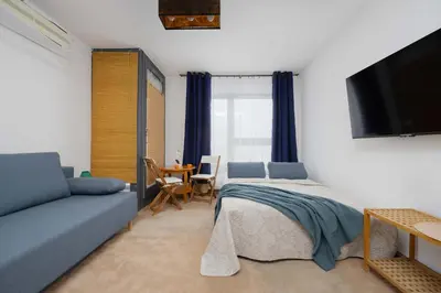 Telewizja i/lub zestaw kina domowego w obiekcie Bright Studio Górczewska in Warszawa with Air Conditioning and Parking by Noclegi Renters