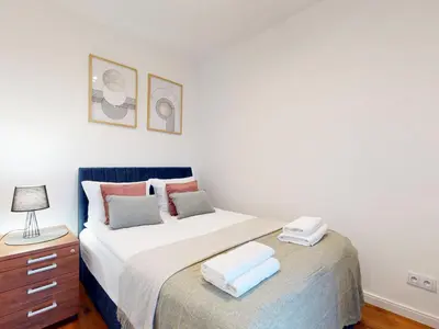 Łóżko lub łóżka w pokoju w obiekcie Halo Apartment with AC Wola Rondo Daszynskiego