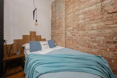 Łóżko lub łóżka w pokoju w obiekcie Loft Apartment in a Well-Connected District in Warsaw by Noclegi Renters