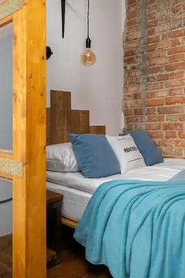 Łóżko lub łóżka w pokoju w obiekcie Loft Apartment in a Well-Connected District in Warsaw by Noclegi Renters