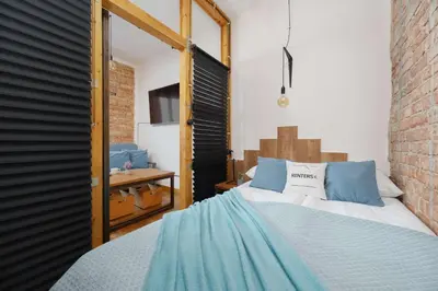 Łóżko lub łóżka w pokoju w obiekcie Loft Apartment in a Well-Connected District in Warsaw by Noclegi Renters