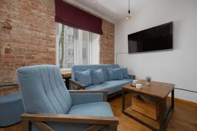 Telewizja i/lub zestaw kina domowego w obiekcie Loft Apartment in a Well-Connected District in Warsaw by Noclegi Renters