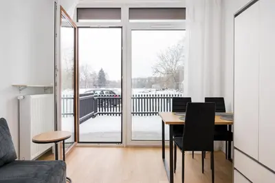 Balkon lub taras w obiekcie Aleja Krakowska Harmony Apartment by BookingHost