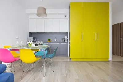 Kuchnia lub aneks kuchenny w obiekcie Colorful Apartment Jasnodworska in Warsaw with Air Conditoning, Gym and Parking by Noclegi Renters