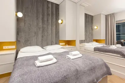 Łóżko lub łóżka w pokoju w obiekcie Mennica Residence Central Apartments by Renters Prestige