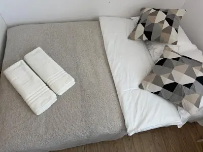 Łóżko lub łóżka w pokoju w obiekcie MiniStudio Włochy, Lotnisko Chopina , Blu City
