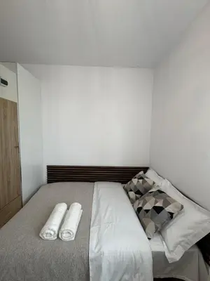 Łóżko lub łóżka w pokoju w obiekcie MiniStudio Włochy, Lotnisko Chopina , Blu City