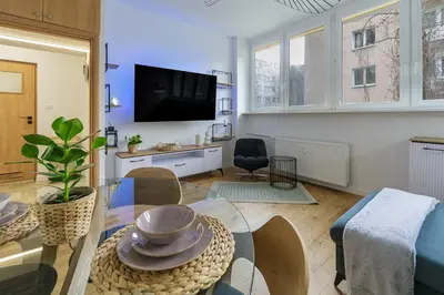 Telewizja i/lub zestaw kina domowego w obiekcie Modern Warsaw Apartment on Zlota Street next to central station by P&M