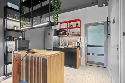 Kuchnia lub aneks kuchenny w obiekcie Sport Rooms I Chodakowska Warszawa