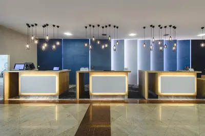 Telewizja i/lub zestaw kina domowego w obiekcie Courtyard by Marriott Warsaw Airport