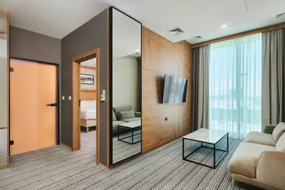 Część wypoczynkowa w obiekcie Courtyard by Marriott Warsaw Airport
