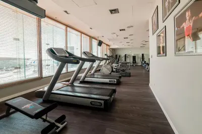 Centrum fitness w obiekcie Courtyard by Marriott Warsaw Airport