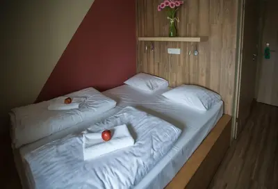 Łóżko lub łóżka w pokoju w obiekcie Safestay Warsaw Old Town