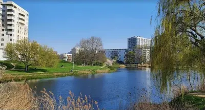 Widok na rzekę nieopodal tego apartamentu