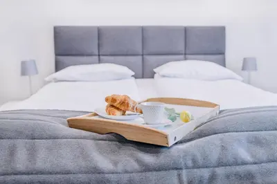 Łóżko lub łóżka w pokoju w obiekcie Plac Zbawiciela - 2 Rooms, 4 Beds - Sleeps 6 Comfortably