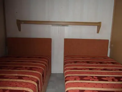 Łóżko lub łóżka w pokoju w obiekcie Camping domki letniskowe