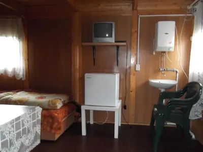 Telewizja i/lub zestaw kina domowego w obiekcie Camping domki letniskowe