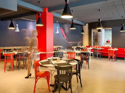 Restauracja lub miejsce do jedzenia w obiekcie Ibis Warszawa Stare Miasto