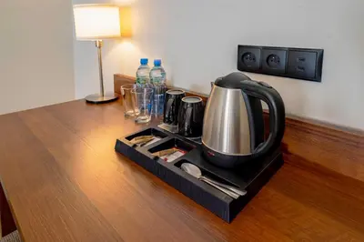 Zestaw do parzenia kawy i herbaty w obiekcie Hit Hotel