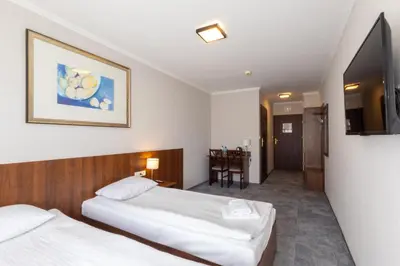 Łóżko lub łóżka w pokoju w obiekcie Hit Hotel