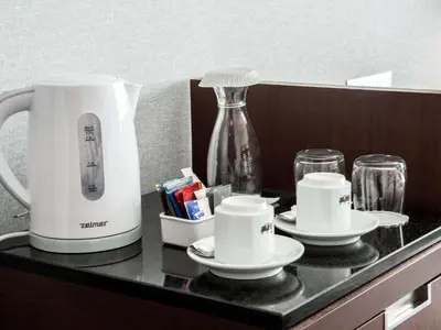 Zestaw do parzenia kawy i herbaty w obiekcie Mercure Warszawa Airport