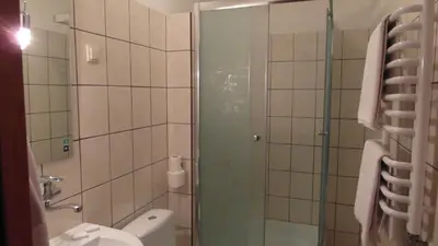 Łazienka w obiekcie Hotel Julianów