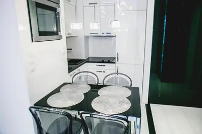 Kuchnia lub aneks kuchenny w obiekcie Marszałkowska 140 by Homeprime