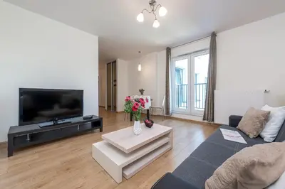 Telewizja i/lub zestaw kina domowego w obiekcie Wola Park - Obozowa 16 P&O Apartments