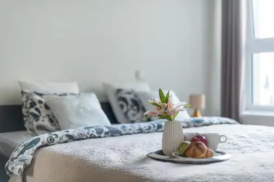 Łóżko lub łóżka w pokoju w obiekcie Wola Park - Obozowa 16 P&O Apartments