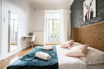 Łóżko lub łóżka w pokoju w obiekcie oompH Warsaw Central Elegant Apartment