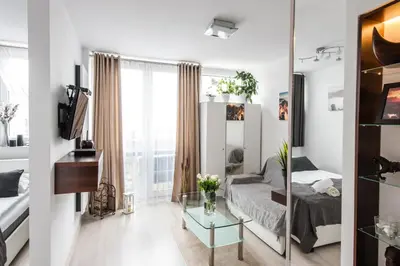 Telewizja i/lub zestaw kina domowego w obiekcie Alma Apartments Grzybowska