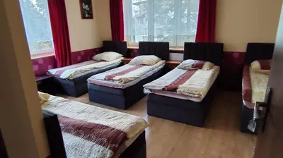 Łóżko lub łóżka w pokoju w obiekcie Henrix