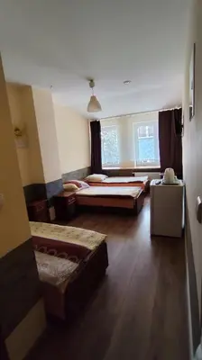 Łóżko lub łóżka w pokoju w obiekcie Henrix