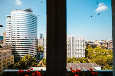 Widok na miasto Warszawa z tego apartamentu