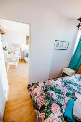 Łóżko lub łóżka w pokoju w obiekcie Bright 14th Flr Sunset City Park View by PolandBnB