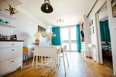 Kuchnia lub aneks kuchenny w obiekcie Bright 14th Flr Sunset City Park View by PolandBnB