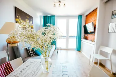 Telewizja i/lub zestaw kina domowego w obiekcie Bright 14th Flr Sunset City Park View by PolandBnB