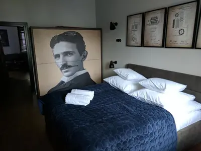 Łóżko lub łóżka w pokoju w obiekcie Nikola Tesla by mythings