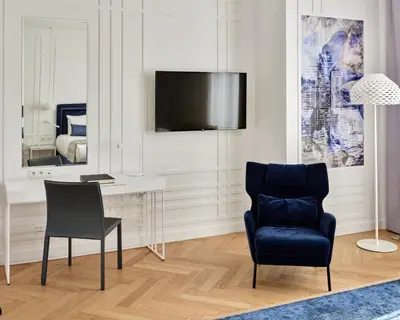 Telewizja i/lub zestaw kina domowego w obiekcie Hotel Indigo Warsaw Nowy Świat by IHG