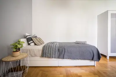 Łóżko lub łóżka w pokoju w obiekcie oompH Warsaw Central 3-bedroom Flat