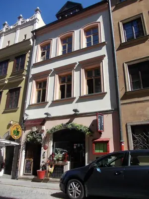 Budynek, w którym mieści się apartament
