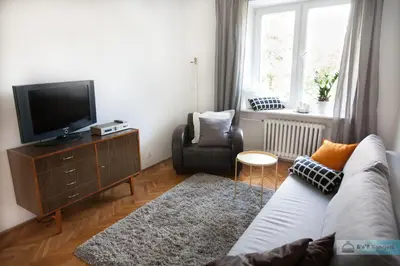 Telewizja i/lub zestaw kina domowego w obiekcie Warsaw Concierge Bracka Retro flat