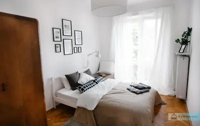 Łóżko lub łóżka w pokoju w obiekcie Warsaw Concierge Bracka Retro flat