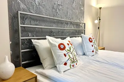 Łóżko lub łóżka w pokoju w obiekcie erApartments Meridian Residence