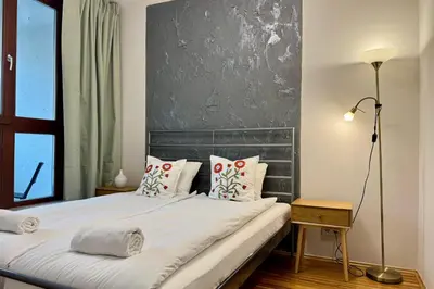 Łóżko lub łóżka w pokoju w obiekcie erApartments Meridian Residence