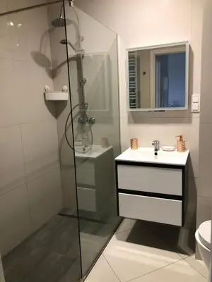 Łazienka w obiekcie Apartamenty Metro Słodowiec, free parking Żeromskiego 1 CMKP- 5 min