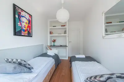 Łóżko lub łóżka w pokoju w obiekcie UNITApartament Short Rent Apartment in Warsaw by Metro Station Rondo ONZ Apart with 3bedrooms 22