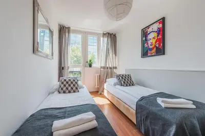 Łóżko lub łóżka w pokoju w obiekcie UNITApartament Short Rent Apartment in Warsaw by Metro Station Rondo ONZ Apart with 3bedrooms 22